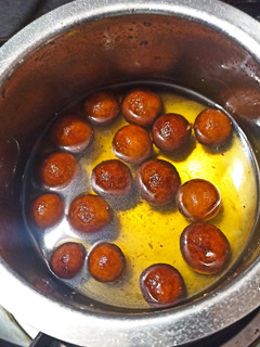 A picture of Brown bread Gulabjamuns.