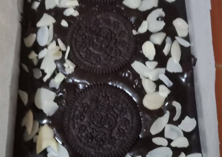 Brownis Cruncy toping Oreo dan Slice Almond