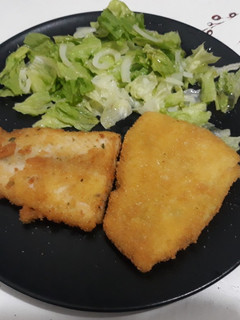 Una foto de Panga rebozada con ensalada