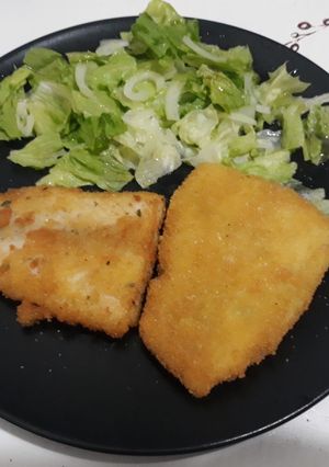 Una foto de Panga rebozada con ensalada