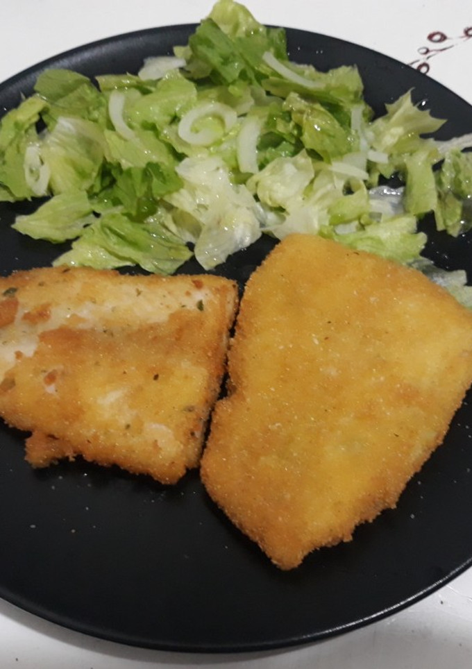 Una foto de Panga rebozada con ensalada