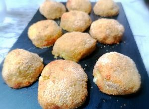 Foto di Polpette di zucchine e ceci dal cuore filante
