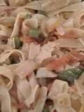 Fettuccine con mantequilla y verduras
