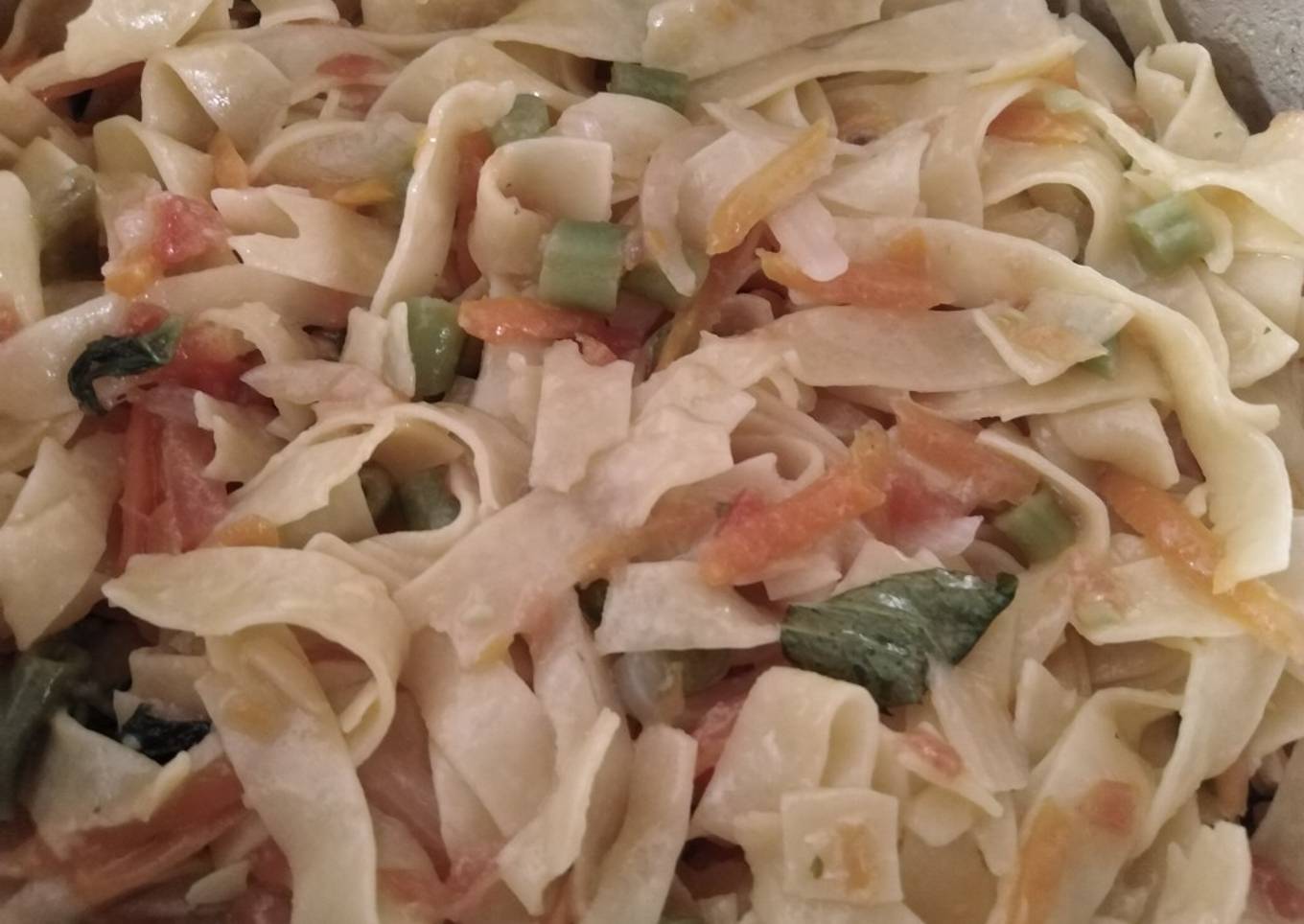 Fettuccine with butter and vegetables