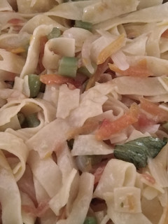 Una foto de Fettuccine con mantequilla y verduras