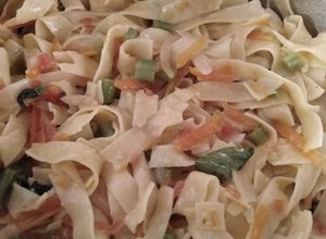 Una foto de Fettuccine con mantequilla y verduras