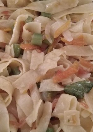 Una foto de Fettuccine con mantequilla y verduras