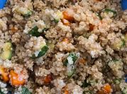Una foto di insalata di quinoa