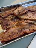 Poitrine de porc fumée marinée grillée aux épices et origan