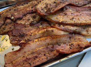 Une photo de Poitrine de porc fumée marinée grillée aux épices et origan