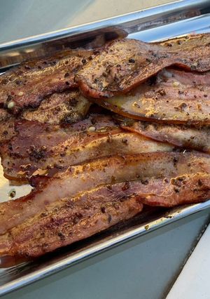 Une photo de Poitrine de porc fumée marinée grillée aux épices et origan