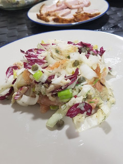 Una foto de Ensalada de salmón ahumado con aliño cítrico de yogur