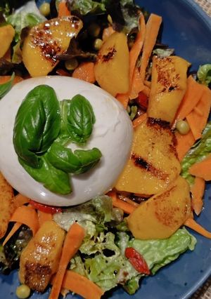 Una foto de Ensalada con melocotón a la plancha