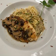 A picture of Chicken Marsala.