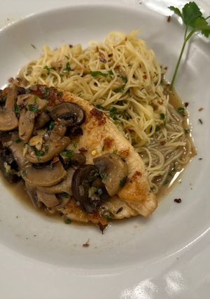 A picture of Chicken Marsala.