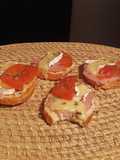 Bruschettas de tomate y queso brie