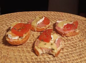 Una foto de Bruschettas de tomate y queso brie
