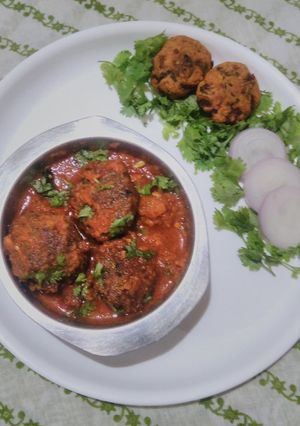 A picture of Sindhi besan tikki curry.