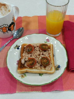 Una foto de Desayuno: Tostada de atún y tomates cherry + café + zumo