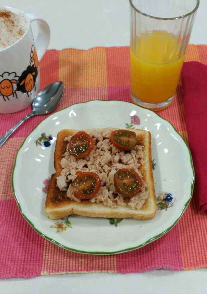 Una foto de Desayuno: Tostada de atún y tomates cherry + café + zumo