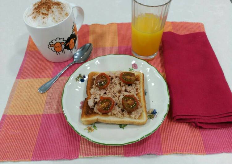 Desayuno: Tostada de atún y tomates cherry + café + zumo