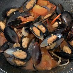 A picture of Mussels in Chili tomato sauce.