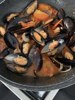 A picture of Mussels in Chili tomato sauce.