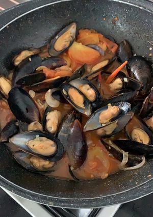A picture of Mussels in Chili tomato sauce.