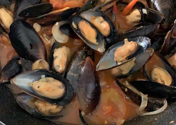 Steps to Prepare Ultimate Mussels in Chili tomato sauce