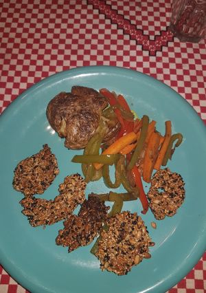 Una foto de Langostinos extra crocantes,  apto celíacos, con papas estrelladas y vegetales