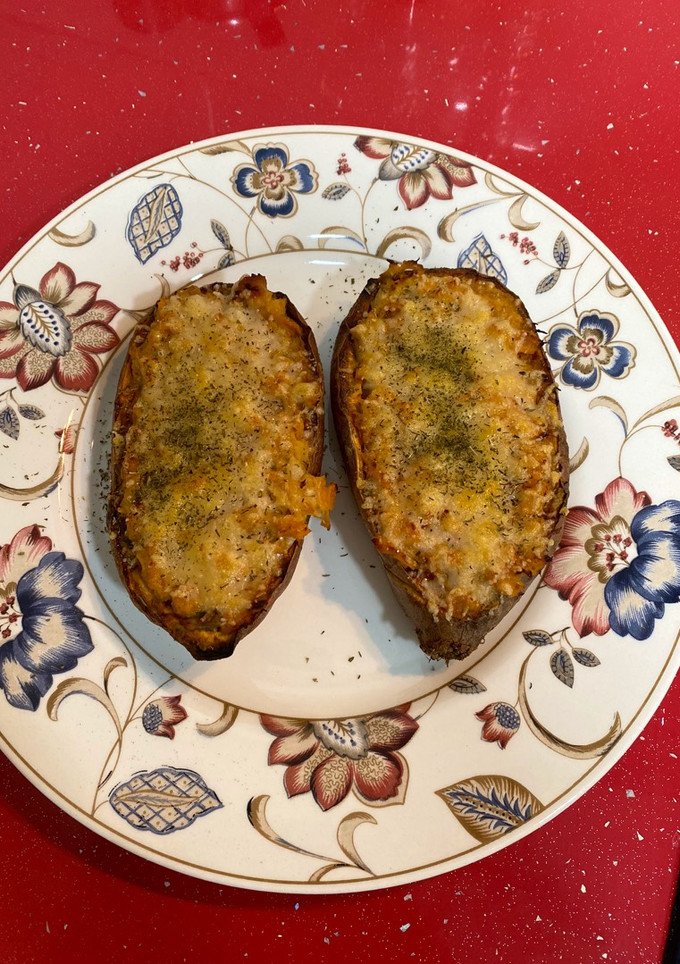 Una foto de Boniato relleno de pollo