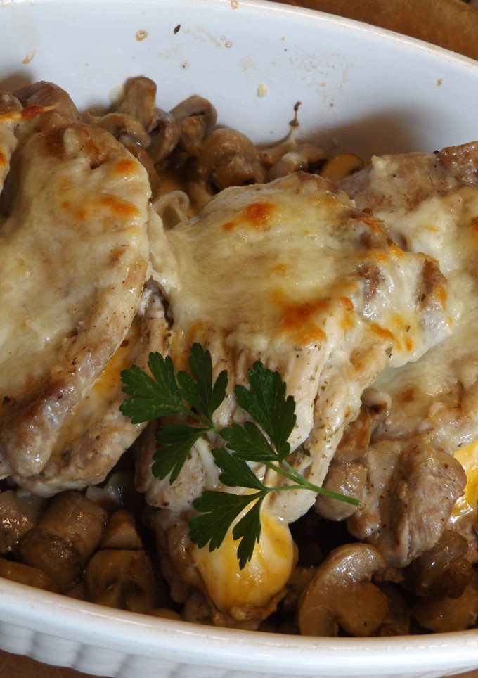 Una foto de Chuletas horneadas con champiñones  al vino y mozzarella