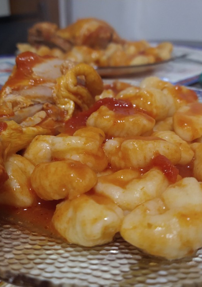 Una foto de Ñoquis de papa con estofado de pollo🍗