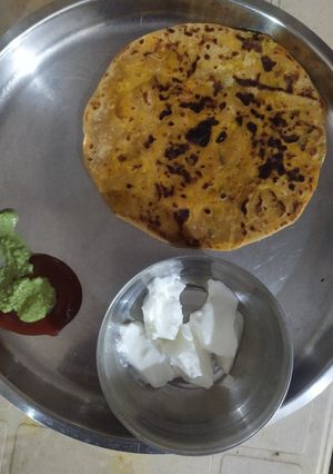 આલુ પરોઠા (Aloo Paratha Recipe In Gujarati) રેસીપી મુખ્ય ફોટો