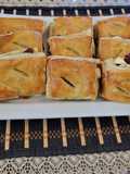 Pastelitos con guayaba y queso crema