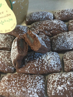 Foto di Biscotti "Mattoncini" al cacao con cuore morbido alle pere