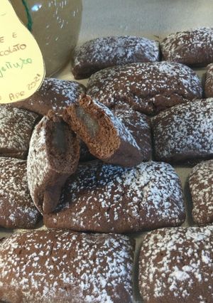 Foto di Biscotti "Mattoncini" al cacao con cuore morbido alle pere