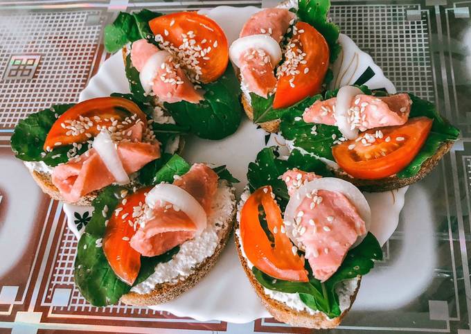 Брускетта с ветчиной и рукколой