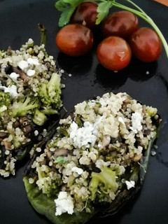 Una foto de Pimiento relleno de quinoa, brócoli y champiñones