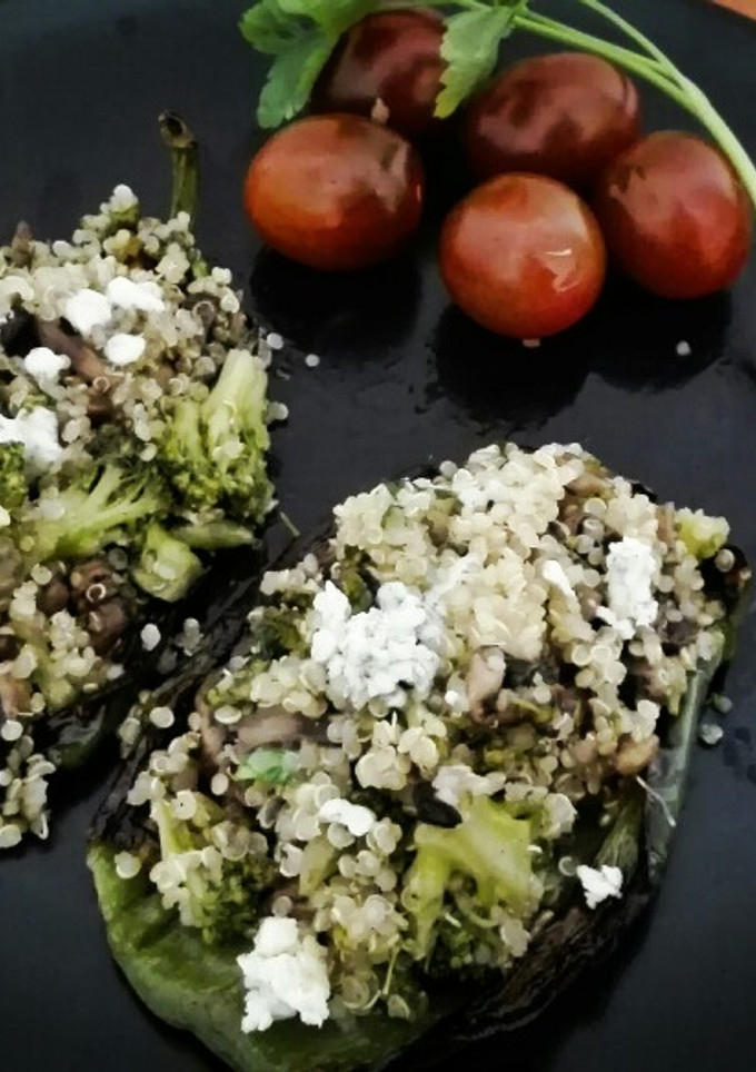 Una foto de Pimiento relleno de quinoa, brócoli y champiñones