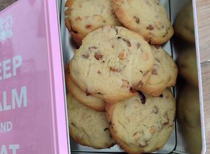 Une photo de Cookies chocolat blanc, cranberries et noisettes caramélisées