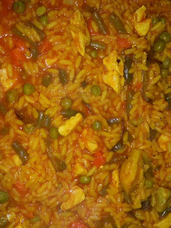 Una foto de Paella de pollo y verduras🍗