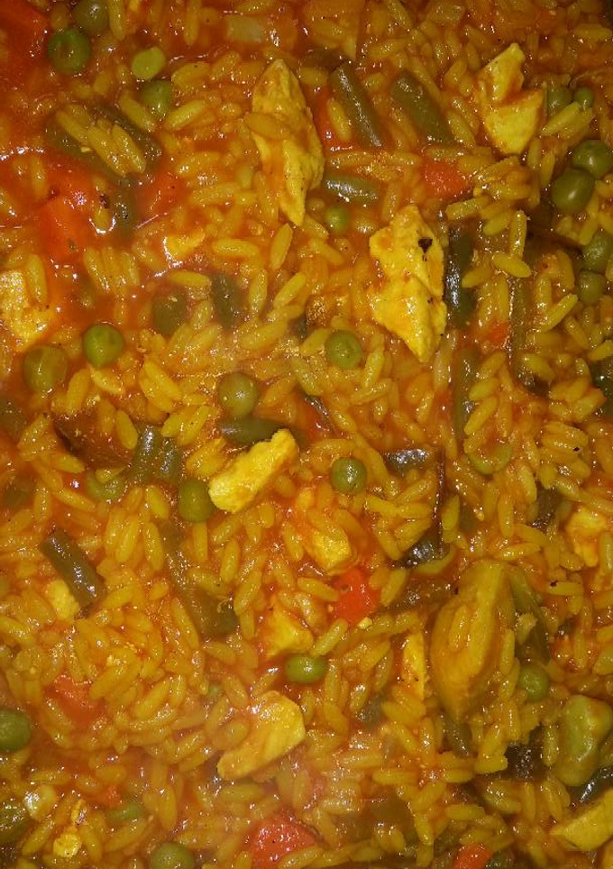 Una foto de Paella de pollo y verduras🍗