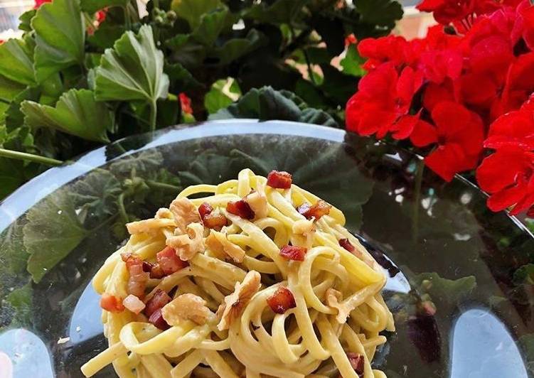 Linguine con pesto di avocado, speck e noci