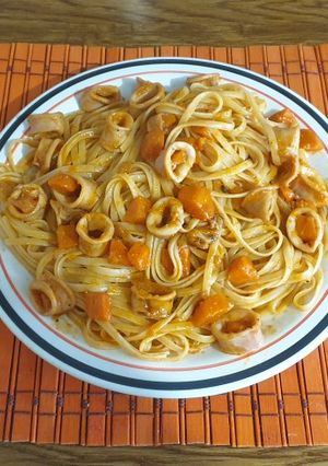 Una foto de Tallarines🍝 con calamar "chipirón"🦑