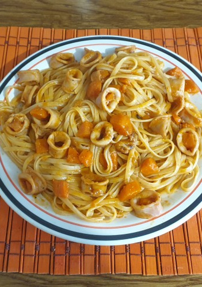 Una foto de Tallarines🍝 con calamar "chipirón"🦑