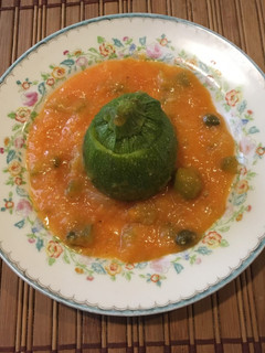 Una foto de Calabacitas rellenas en salsa con aceitunas