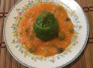 Una foto de Calabacitas rellenas en salsa con aceitunas
