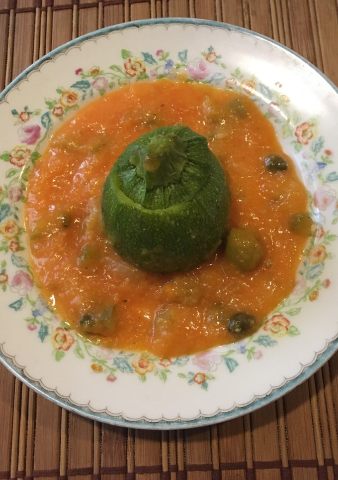 Una foto de Calabacitas rellenas en salsa con aceitunas