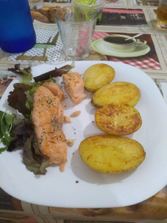 Una foto de Salmón con patatas